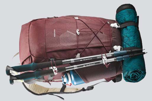 ¿Cómo llevar los bastones de trekking en la mochila?